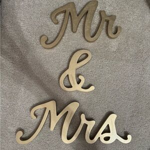 Gold 'Mr & Mrs' Decorative Sign